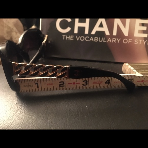 Black Chanel chain link with enamel Sunglasses - Picture 4 of 4
